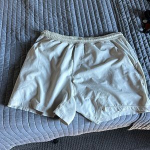 Lululemon 5 inch shorts great condition liner less size M